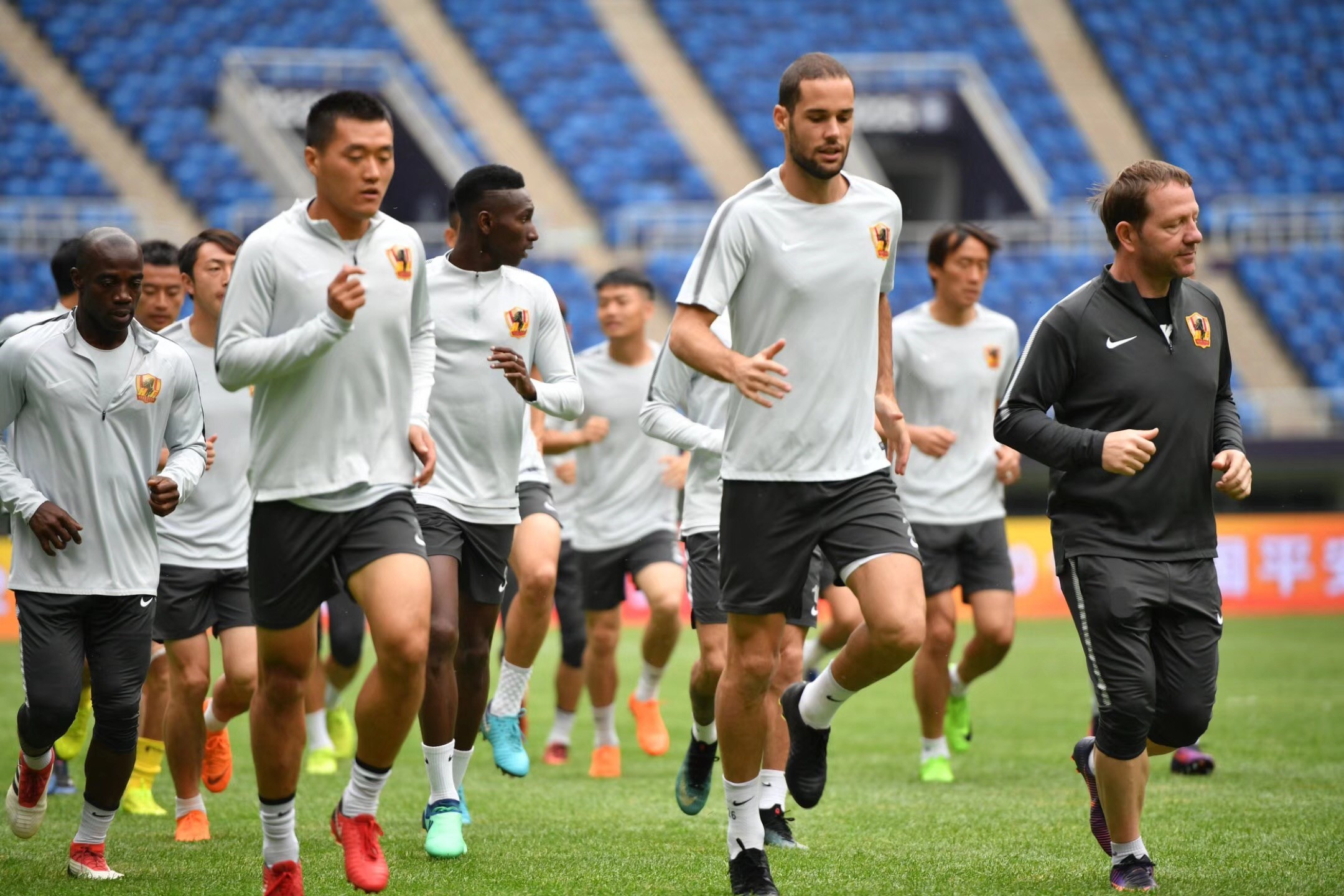 九游网页版-冲刺阶段上海久事远射贴柱：欧联节点到来，压力陡增，赛程密集仍需轮换